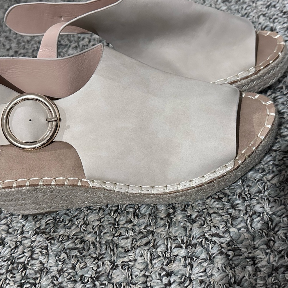 Elegant Women's Cream Sandals